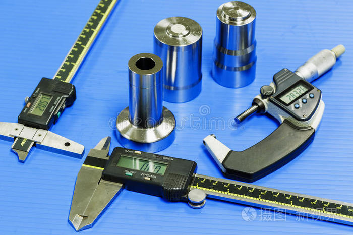 操作工準(zhǔn)備測(cè)量設(shè)備檢查模具